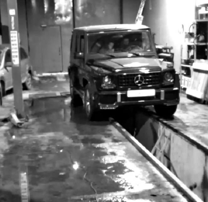 Мерседес тоже проходит техосмотр для получения диагностической карты