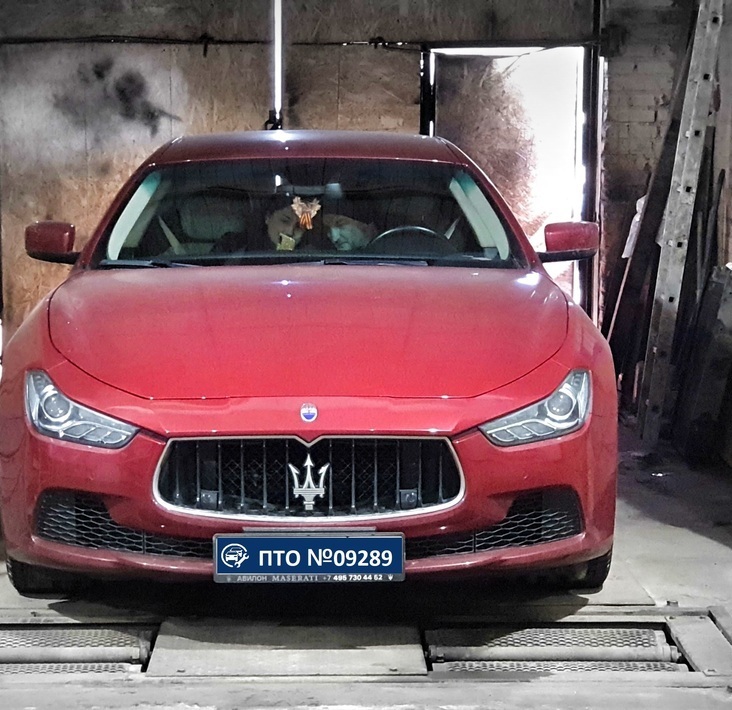 Красный автомобиль проходит техосмотр для смены собственника